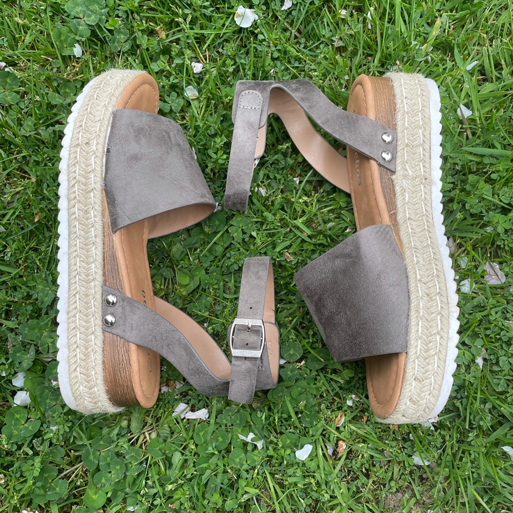 Vici Grey platform wedge sandals NWT - Picture 1 of 4